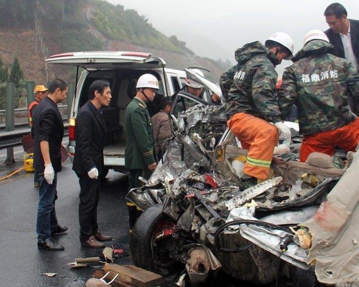 湛江發(fā)生車禍致五人身亡，最新報(bào)道曝光