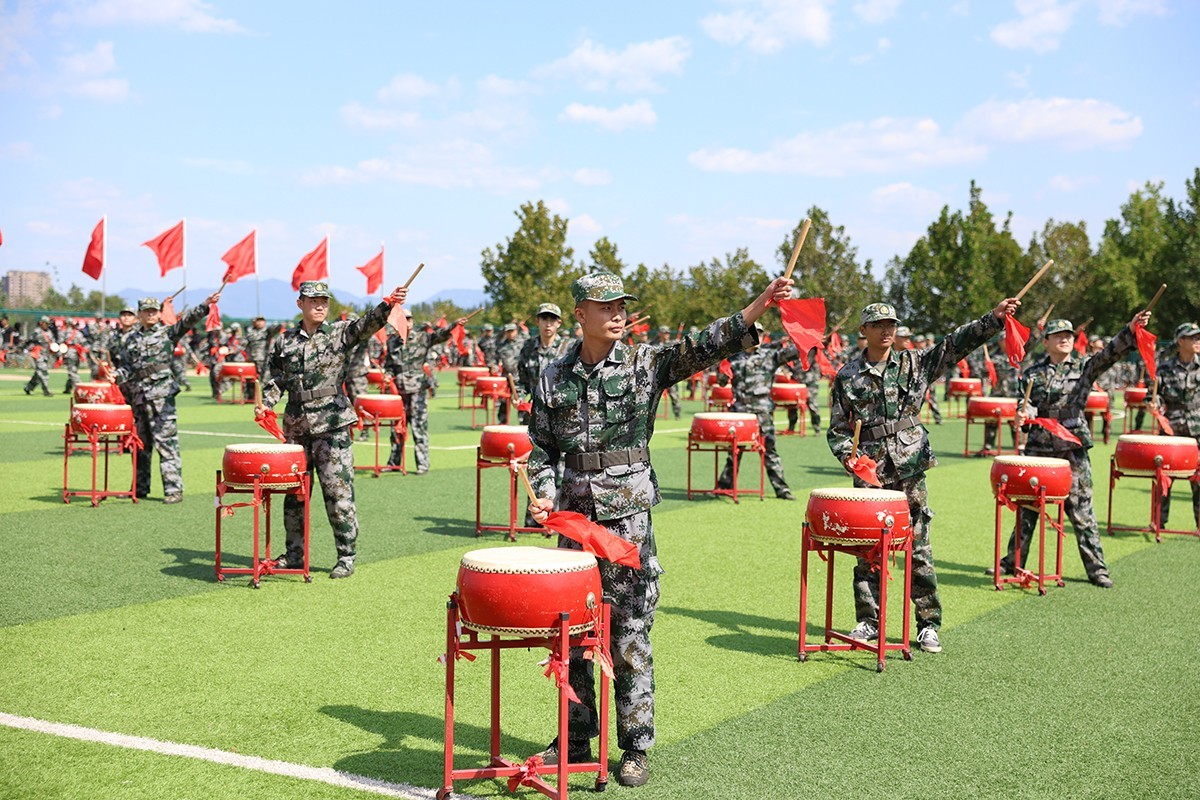 震撼人心！最新軍鼓變隊(duì)形表演視覺盛宴！